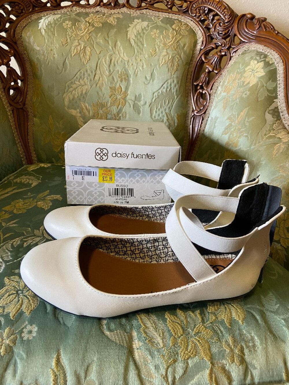 DAISY FUENTES Ladies Size 7M shoes, White Slip-on flats, Rounded toe
